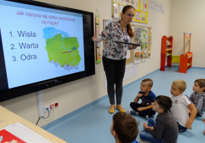 dzieci rozwiązują quiz wiedzy o Polsce